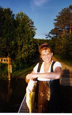 My_wife_annie_holding_the_fish.jpg (46840 bytes)